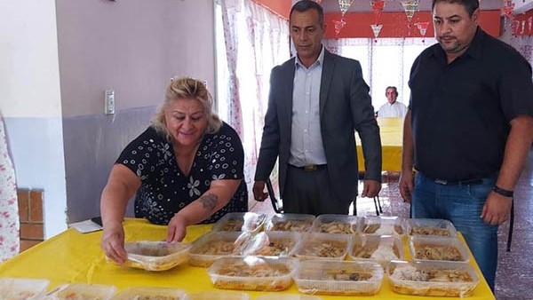 Contención. Los abuelos recibieron comida en sus domicilios.
