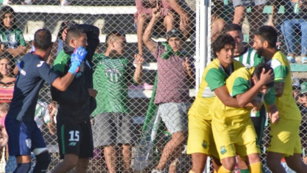 El principio del fin. Los barras de Germinal arrojan objetos contundentes a los jugadores de La Ribera.