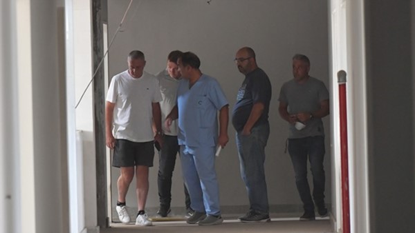 La recorrida del intendente Biss y autoridades del Hospital.