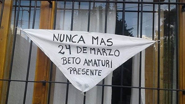 Recordaron a “Beto” con un pañuelo blanco domiciliario, ante la imposiblidad de marchar por la cuarentena. 