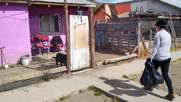 Autoridades entregaron 80 refuerzos alimentarios en los barrios de Esquel.