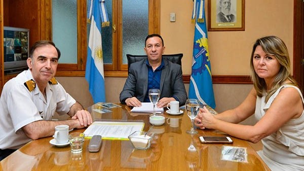 Adrián Maderna recibió en su despacho al capitán Román Olvbero, jefe de la base Almirante Zar.