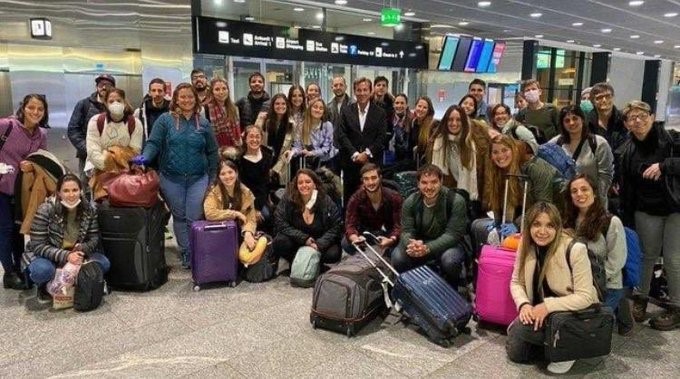 La Cancillería Argentina coordinó el regreso de 121 médicos que se encontraban en distintas ciudades de Europa.