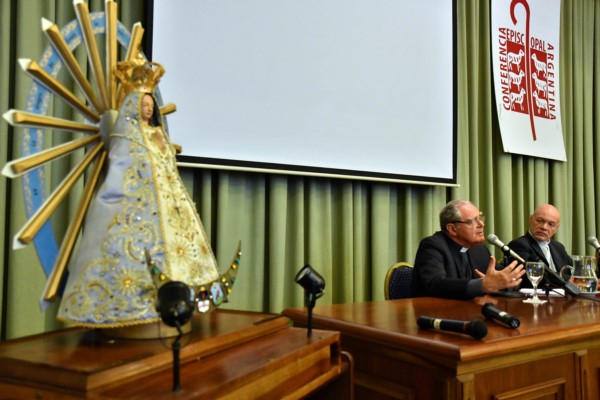 Monseñor Oscar Ojea, titular de la Conferencia Episcopal, y su par monseñor Guillermo Caride dan a conocer un informe sobre la imagen de la Iglesia.