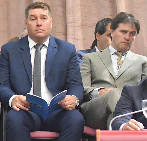 El intendente de Rawson (izquierda) durante el discurso de Arcioni.