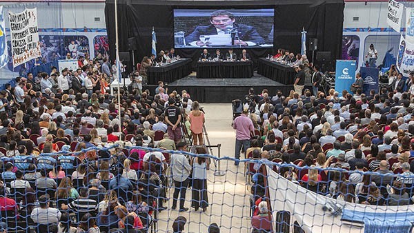 Pantalla gigante. Una multitud se acercó al gimnasio para escuchar el discurso del intendente Luque.