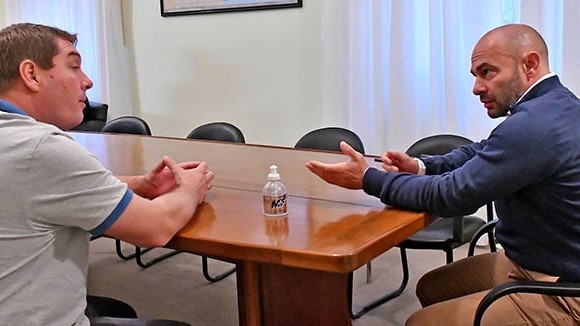 El intendente de Rawson, Damián Biss, junto a Federico Massoni. Se suman nuevas medidas de prevención por el coronavirus en las rutas de ingreso a la capital de la provincia.