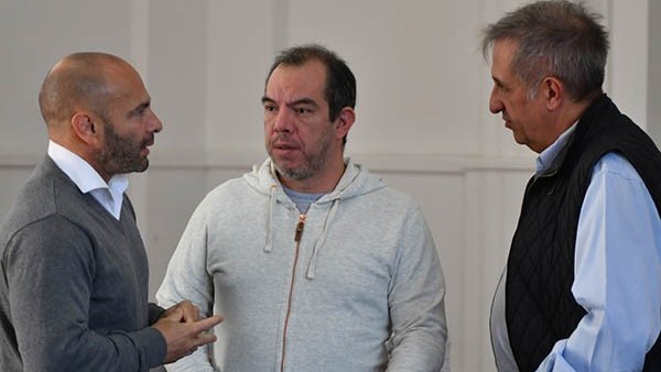 Massoni junto a José Grazzini. El operativo tiene como prioridad traer a las personas mayores de 65 años o con problemas de salud.
