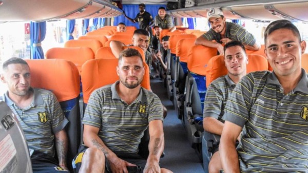 El plantel de Deportivo Madryn, vía terrestre, emprendió viaje hacia San Luis, donde mañana intentará sumar otros tres puntos para seguir arriba.