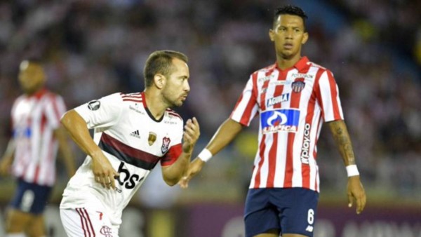 Doblete de Éverton Ribeiro para la victoria 2-1 de Flamengo ante Junior (descontó Teo) en Colombia, en la primera jornada del Grupo A.