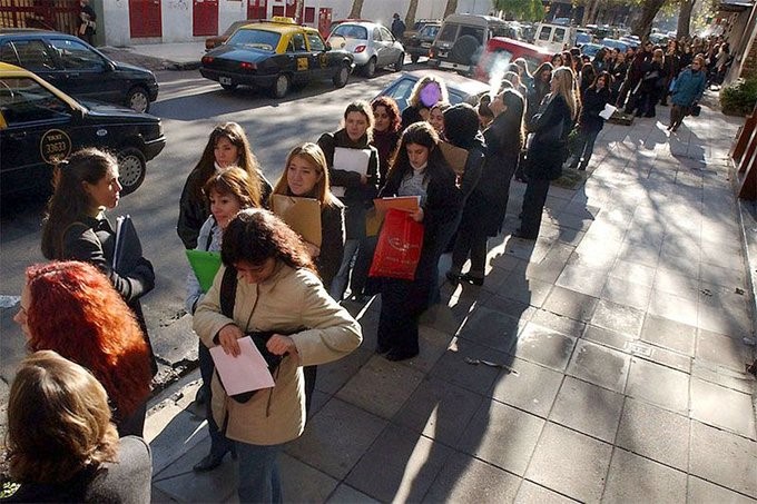 En diciembre, se aceleró la caída del empleo de los asalariados privados. Se redujo en 29.800 trabajadores, acumulando en el año una pérdida de 166.800 empleos.