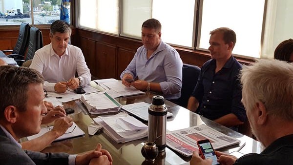 El ministro Aguilera junto al titular del ENRE y autoridades de Rawson.