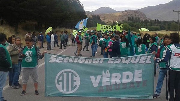 Verde. La manifestación de los estatales con el corte sobre la ruta 259.
