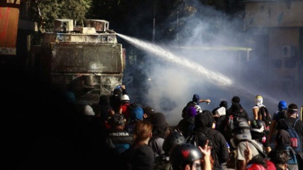 Decenas de miles de manifestantes se congregaron este viernes en Santiago, en la mayor concentración del año en Chile, para reclamar mejoras sociales.
