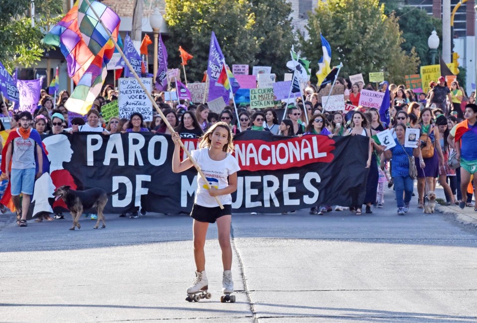 Masiva marcha por el Día de la Mujer en Trelew