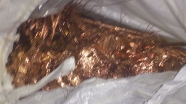 Las veinte toneladas de cobre eran transportadas por un camión.