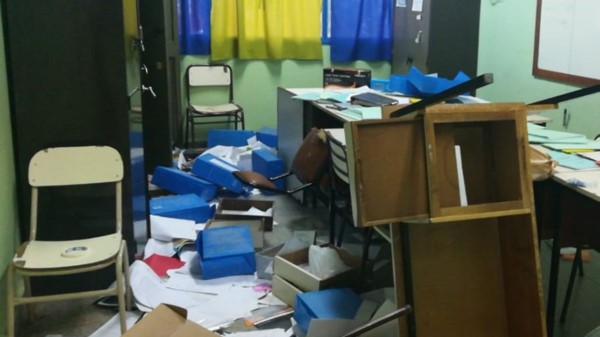 La imagen muestra parte de los destrozos de algunos vándalos.