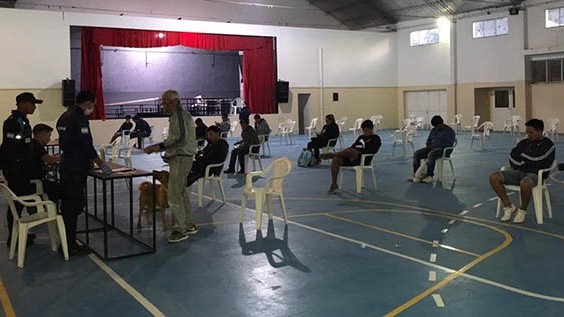 La pareja y otros demorados fueron alojados en la escuela n° 84 para ser notificados dela infracción.