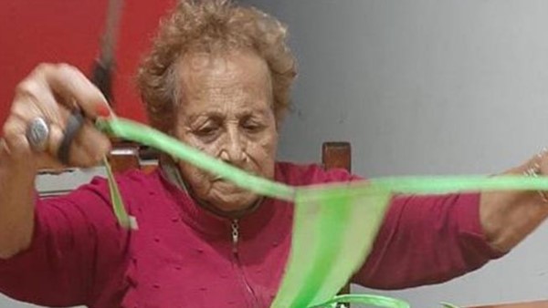 Por los bomberos. Evangelina fabrica barbijos en su cuarentena.