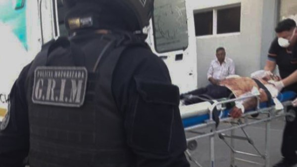 El sujeto llega al hospital escoltado por efectivos policiales de Motos.
