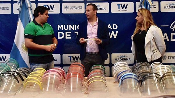 El intendente Maderna recibió la donación de 125 máscaras de protección facial para personal municipal.
