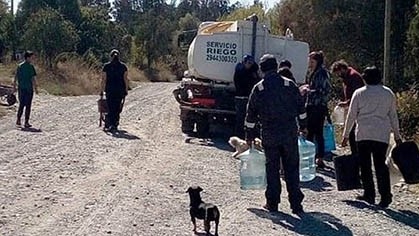 Ayuda. El agua potable es prioridad para las familias de Loma del Medio. El  municipio está asistiendo a más de tres mil familias de la zona.