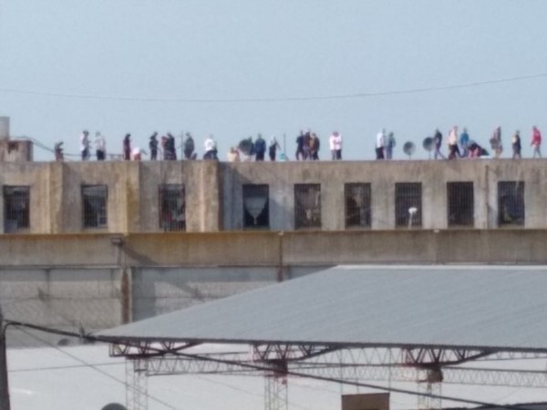 Unos 150 presos protestaron en los techos de una cárcel y piden "libertad" para "no morir" en prisión.
