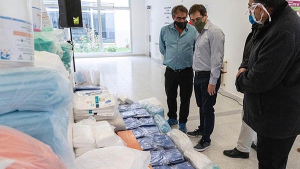 El equipamiento de insumos sanitarios que entregó el intendente de Comodoro Rivadavia para el personal de Salud provincial.
