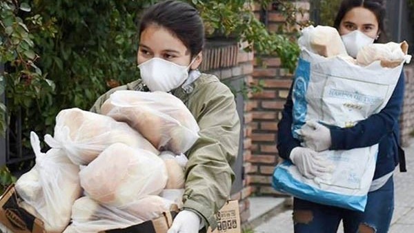 El pan es elaborado por 235 familias solidarias de la ciudad.
