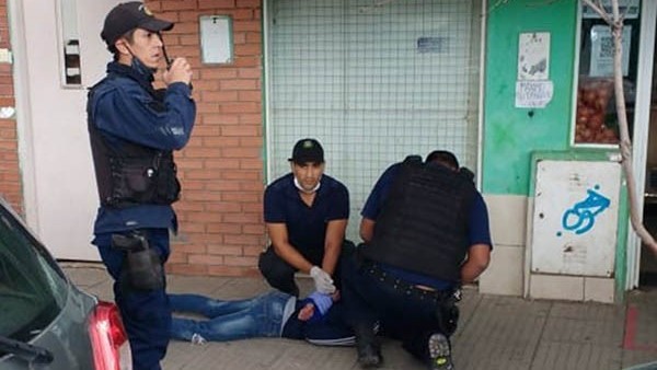 El adolescente le había robado a una mujer y fue atrapado por vecinos.