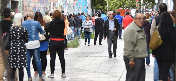Una de las postales repetidas que se vieron ayer por la mañana, con las filas de jubilados y beneficiarios a la espera y muy poca organización por parte de las autoridades.