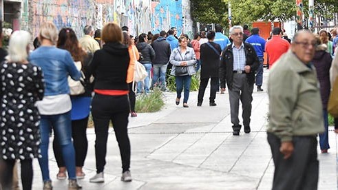 Una de las postales repetidas que se vieron ayer por la mañana, con las filas de jubilados y beneficiarios a la espera y muy poca organización por parte de las autoridades.
