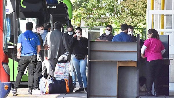 El regreso de los chubutenses arribando a la terminal de Trelew este sábado.