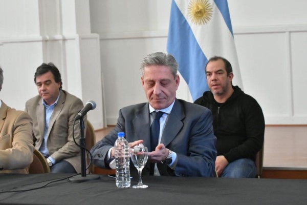 El gobernador de Chubut se mostró molesto por la irresponsabilidad de un funcionario de Esquel durante la pandemia. Fotos: Daniel Feldman/Jornada