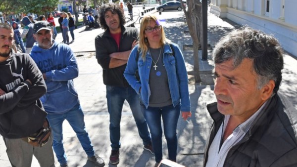 El sindicato advierte que dejaron en la calle a cientos de trabajadores.