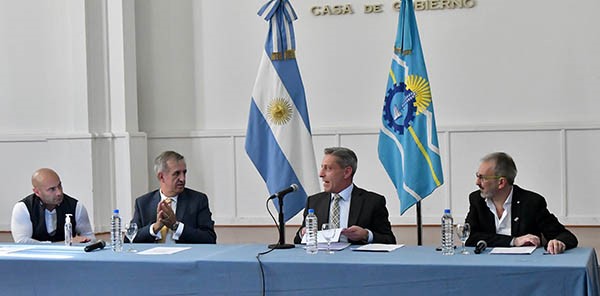 El gobernador junto a los ministros hizo la presentación del plan y la plataforma digital para una flexibilización de la cuarentena.