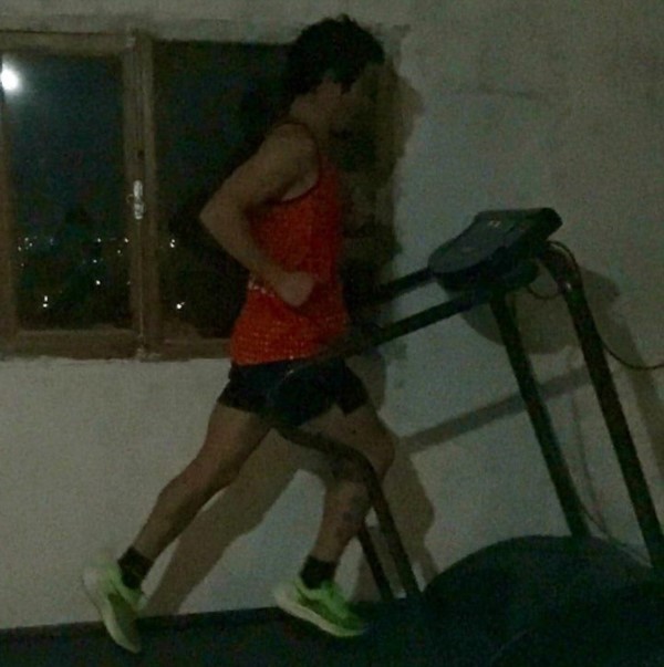 Arbe entrena en su casa y trabaja como albañil en la localidad de Esquel.