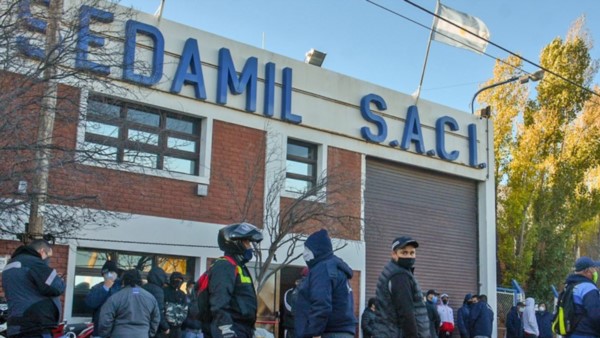 Enojados. Los textiles decidieron tomar la sede de la fábrica ante la falta de respuestas de la empresa.