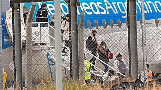 El vuelo  trasladó  a vecinos de Trelew y otras localidades del valle, varados en distintos lugares.