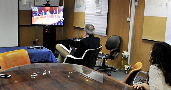 El ministro Puratich junto a su equipo participando de la videoconferencia con Ginés González García.