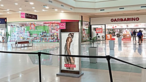 Controles. Una postal del Shopping minutos después de su reapertura en Trelew y a la espera de que pueda haber una mínima reactivación.