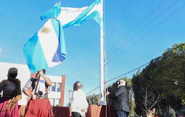 El acto fue presidido por Gustavo Sastre, que izó el pabellón nacional junto a Noelia Corvalá.
