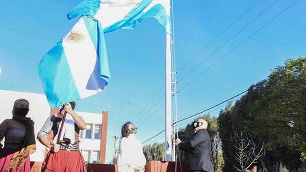 El acto fue presidido por Gustavo Sastre, que izó el pabellón nacional junto a Noelia Corvalá.