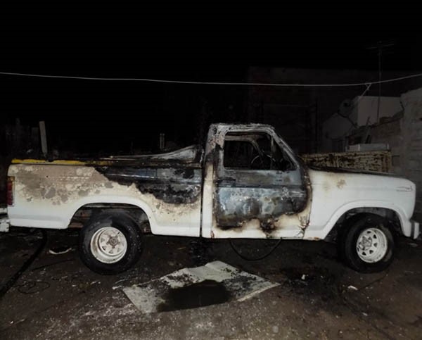 En una camioneta F-100 se afectó todo el habitáculo y la caja de carga.