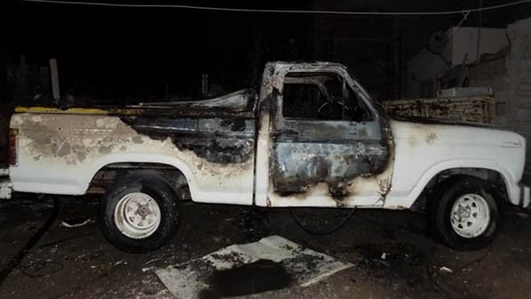 En una camioneta F-100 se afectó todo el habitáculo y la caja de carga.