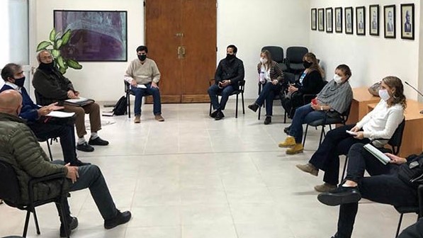 En la reunión de concejales dialogaron sobre la obra del puente en el camino costero “Domingo Perón”.