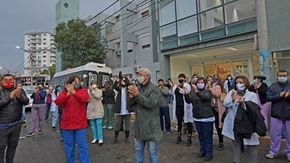 Equipo de Salud. Desde todas las áreas del Hospital Zonal de Trelew participaron del abrazo simbólico y el aplauso para la labor que se viene realizando en medio de la pandemia.