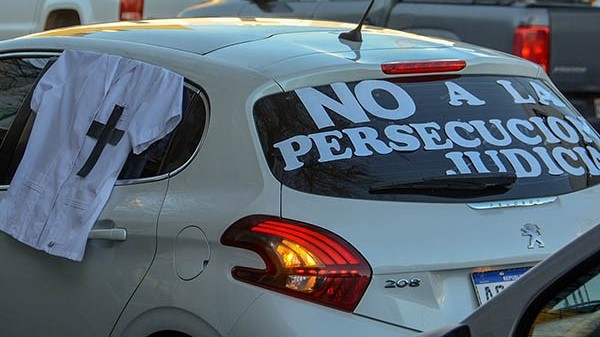 En Trelew también hubo una importante caravana y bocinazo de los empleados del sistema sanitario.