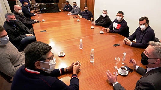 Cumbre. La cúpula del Gobierno recibió a las cámaras empresariales pesqueras por la crisis. 