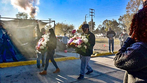 Ofrenda floral. El homenaje concluyó en el cementerio municipal.